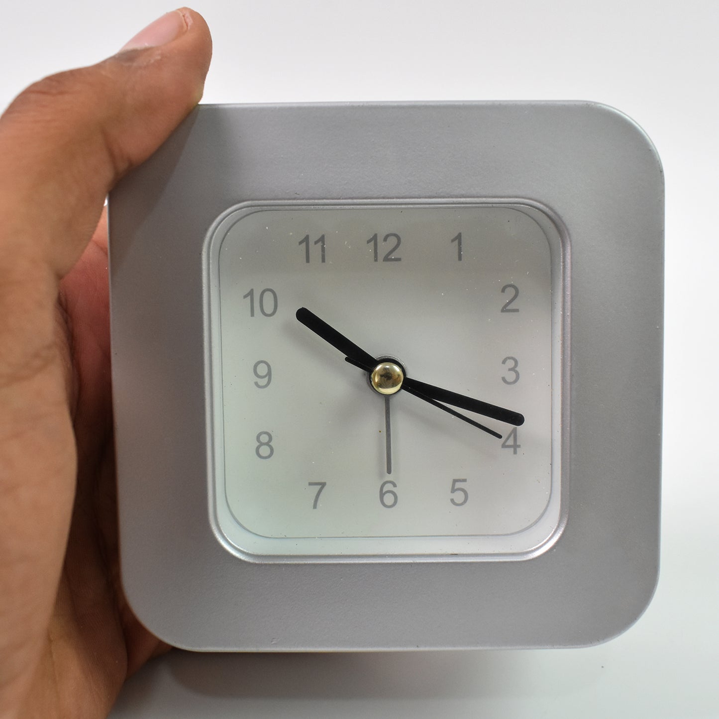 Stylish Analog Alarm Clock Designed For Everyday Reliability